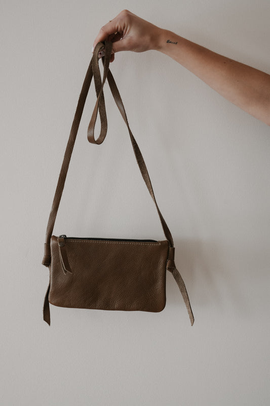 CROSSBODY CLUTCH - SAND LEATHER